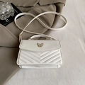 Borsa a tracolla trapuntata bianca con chiusura a farfalla e cuciture a forma di V - Bianco