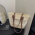 Stroh-Stofftasche in Creme und Braun mit Netzdetail und Kontrast-Tragegriffen - Cremeweiß (Ohne Anhänger)