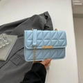 Borsa a tracolla trapuntata azzurra con catena dorata e fibbia metallica raffinata - Blu