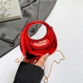 Chique rode halfronde hardcase tas met glanzende afwerking en gouden ketting riem - Rood