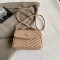 Borsa a tracolla in pelle PU trapuntata kaki con fibbia in metallo a farfalla dorata - Cachi