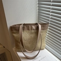 Minimalistische Stroh-Tasche mit braunem Lederriemen und Webtentextur für den Sommerstrand - Khaki