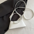 Minimale witte trapeziumvormige okseltas van mat PU-leer met zilverkleurige hardware - Wit