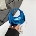 Chique glanzende blauwe mini handtas in druppelvorm met metallic finish en gouden ketting - Blauw