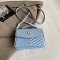 Borsa a tracolla azzurra con ornamento a farfalla bianca sulla patta anteriore - Blu