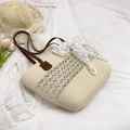 Cremefarbene Strohtasche mit braunen Lederriemen und weißer Spitzenschleife - Off-White Mit Anhänger