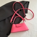 Elegante roze trapezium handtas met verstelbare schouderriem en zilveren beslagstukken - Roze