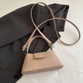 Minimalistische beige trapezium schoudertas met zilveren hardware en riem - Khaki