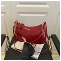 Détail du sac à bandoulière en cuir verni rouge avec pendentif cerise et chaîne - Rouge sans pendentif