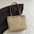 Große beige gewebte Stroh-Tote-Tasche mit khakifarbenem Lederbesatz und Nieten - Khaki
