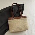 Stroh-Stoffbeutel in Beige mit braunen Ledergriffen und Akzenten aus Metallösen - Braun
