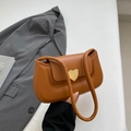 Sac sous le bras marron caramel avec fermoir coeur doré et bandoulière rembourrée - Marron