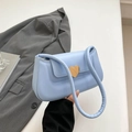 Sac sous le bras bleu clair en similicuir avec boucle cœur dorée et anse cylindrique - Bleu