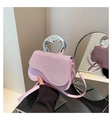 Détail du sac à main à paillettes roses avec base ondulée et poignée argentée élégante - Rose