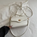 Borsa a tracolla rettangolare bianca con patta a onde e chiusura rotante dorata - Bianco