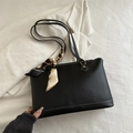 Borsa tote nera in ecopelle con cuciture a contrasto bianche e sciarpa di seta decorativa - Nero