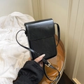 Minimalistische schwarze Handy-Umhängetasche aus Kunstleder mit Überschlag und Goldschnalle - Schwarz
