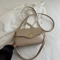 Borsa a tracolla minimalista in pelle beige con elegante chiusura a scatto dorata - Cachi