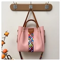 Borsa tote rosa con manici marroni e nastro geometrico su un supporto in legno - Rosa
