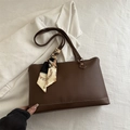 Borsa tote in pelle opaca testa di moro con elegante foulard e cuciture a contrasto - Marrone Scuro