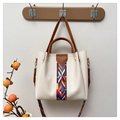 Grande borsa tote bianca con tracolla etnica e manici marroni su un gancio a muro - Bianco