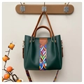 Dettaglio borsa tote in pelle verde scuro con motivi geometrici tessuti etnici colorati - Verde