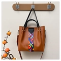 Dettaglio della borsa tote in pelle marrone con tracolla intrecciata e motivo decorativo - Marrone