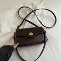 Borsa a tracolla marrone scuro in pelle lucida con elegante fibbia ovale dorata - Marrone Scuro