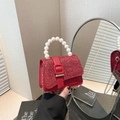 Mini borsa rossa glitterata con manico di perle e tracolla a catena dorata - Rosso