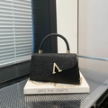 Elegante borsa da sera con paillettes nere, fibbia a V dorata e tracolla a catena - Nero