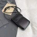 Vertikale schwarze minimalistische Handy-Umhängetasche aus Leder mit Klappe - Schwarz