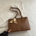 Borsa tote marrone con cuciture bianche e foulard decorativo su un cappotto testurizzato - Cuoio