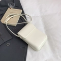 Vertikale cremeweiße minimalistische Handy-Umhängetasche mit Klappe aus Mattleder - Weiß