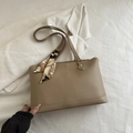 Borsa tote kaki in ecopelle con foulard di seta stampato decorativo sul manico e design - Cachi