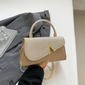 Elegante borsa a tracolla beige e kaki con fibbia a V scintillante e catena d'oro - Oro