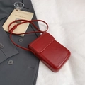 Minimalistische rote Handy-Umhängetasche aus Leder mit verstellbarem Gurt und Klappenverschluss - Rot