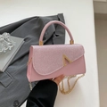 Borsa rosa con strass scintillanti, fibbia a V e tracolla a catena d'oro - Rosa