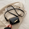 Borsa a tracolla nera minimalista con fibbia in metallo dorato e cinturino in pelle PU - Nero