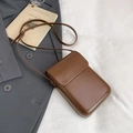 Vertikale minimalistische braune Handy-Umhängetasche aus Leder mit Klappe und Riemen - Braun