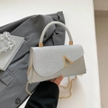 Elegante pochette da sera argento con logo A dorato e tracolla a catena - Argento
