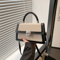 Sac bandoulière rétro tissé beige avec finitions en cuir noir et fermoir métallique - Blanc