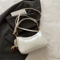 Sac sous le bras chic en cuir verni blanc avec chaîne dorée et pendentif cerise rouge - Avec Pendentif / Blanc Avec Pendentif