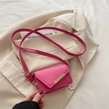 Mini borsa a tracolla fucsia chic con finiture dorate e motivo ciliegia su blazer bianco - Fucsia