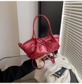 Vue détaillée du sac à main rouge avec nœud papillon et plis en cuir - Rouge