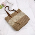 Bolso tote de paja trenzada a rayas caqui y beige con asas de cuero y detalles de borla - Caqui (Con Colgante)
