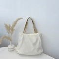 Bolso tote de pana blanco con correas beige presentado en un estilo minimalista - Blanco Roto
