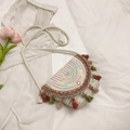 Borsa tessuta bohémien con ricami, frange colorate e tracolla in corda di cotone - Rosa
