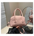 Dettaglio della pelle a grana litchi rosa sulla mini borsa Boston con zip argento - Rosa