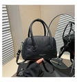 Dettaglio borsa Boston in pelle martellata nera con logo argento e manici tondi - Nero