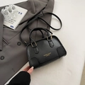 Elegante borsa Boston in pelle nera con finiture dorate e tracolla alla moda - Senza Ciondolo / Nero